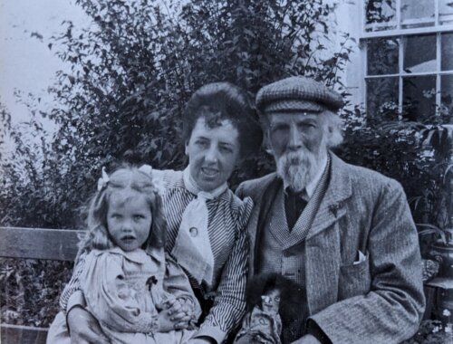 Thomas Heatherley sitting next to the daughter he had with his estranged wife Kate Heatherley and their granddaughter.